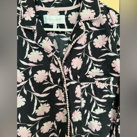 Victoria's Secret Pajamas Women's Small 2 Piece Sparkly Carnations on black - Picture 3 of 15